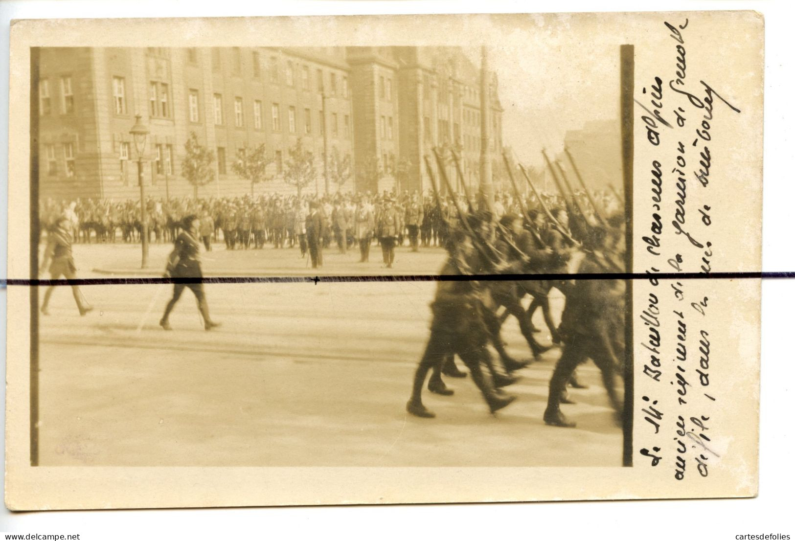 Carte Photo .CPA. ALLEMAGNE. DUISBOURG  14 E Bataillon De Chasseurs Alpins Garnison Grenoble Défile Dans Les Rues 1921 - Photographie