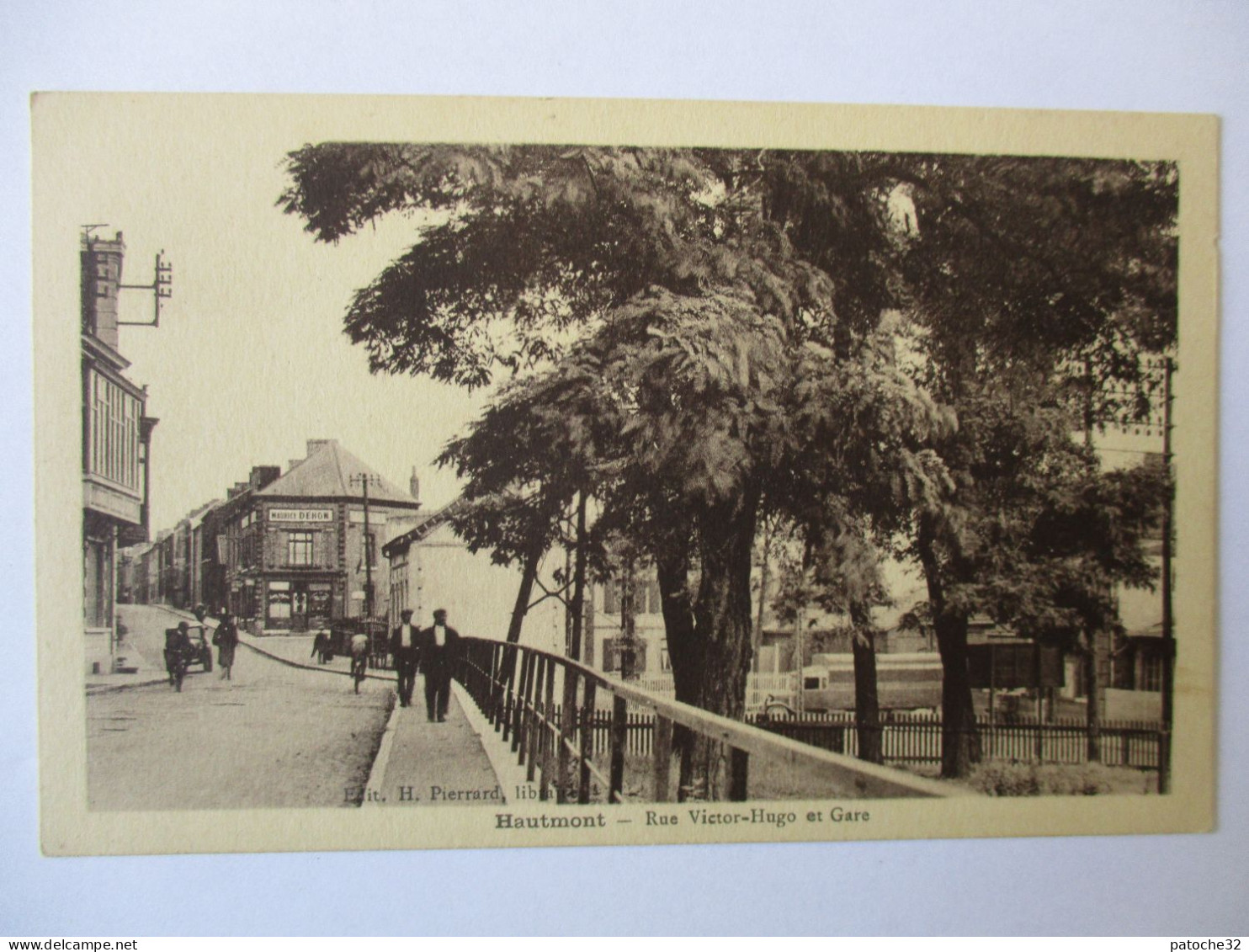 Cpa...Hautmont...(nord)...rue Victor-hugo Et Gare...animée... - Otros & Sin Clasificación