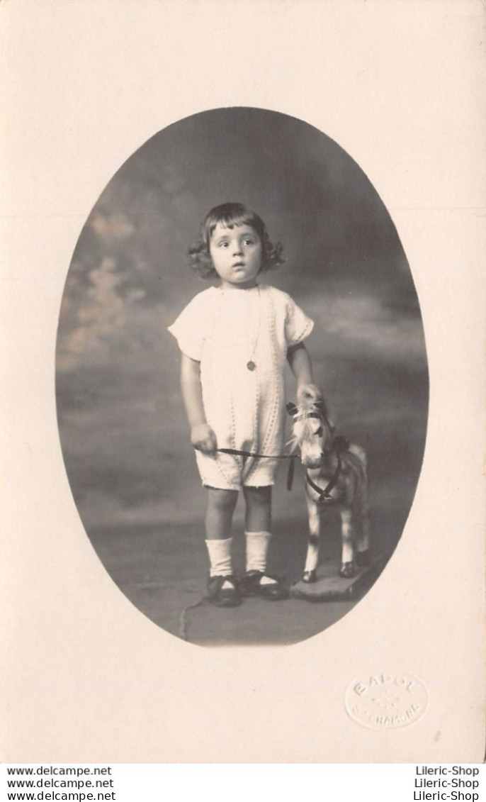 Carte Photo Médaillon Portrait Fillette  L'air Songeur Avec Son Cheval De Bois - Phot. Badol St-Chamond - Photographie