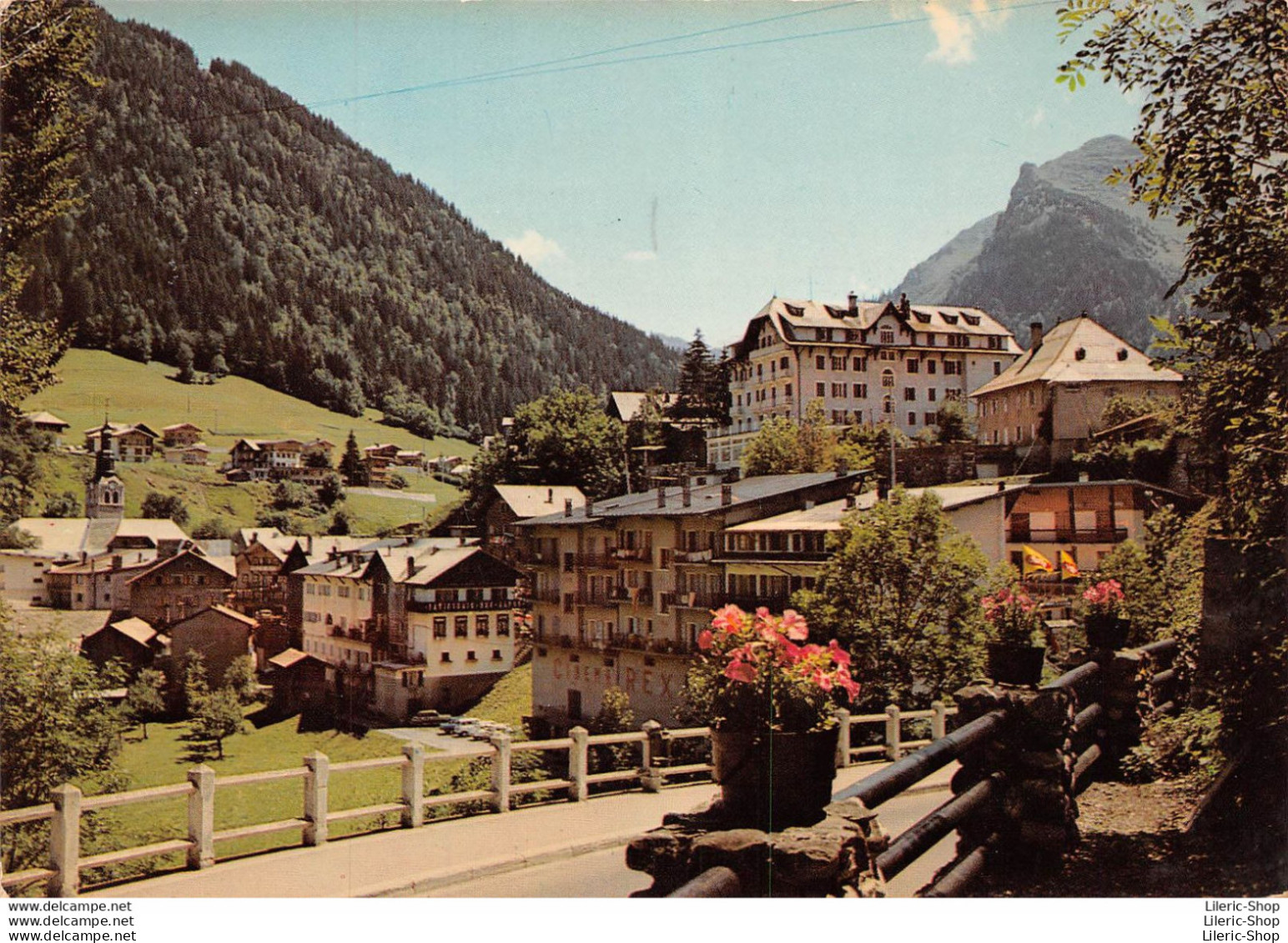 [74] Haute Savoie > Morzine - L'entrée De La Station Et La Pointe De Nyon - Morzine