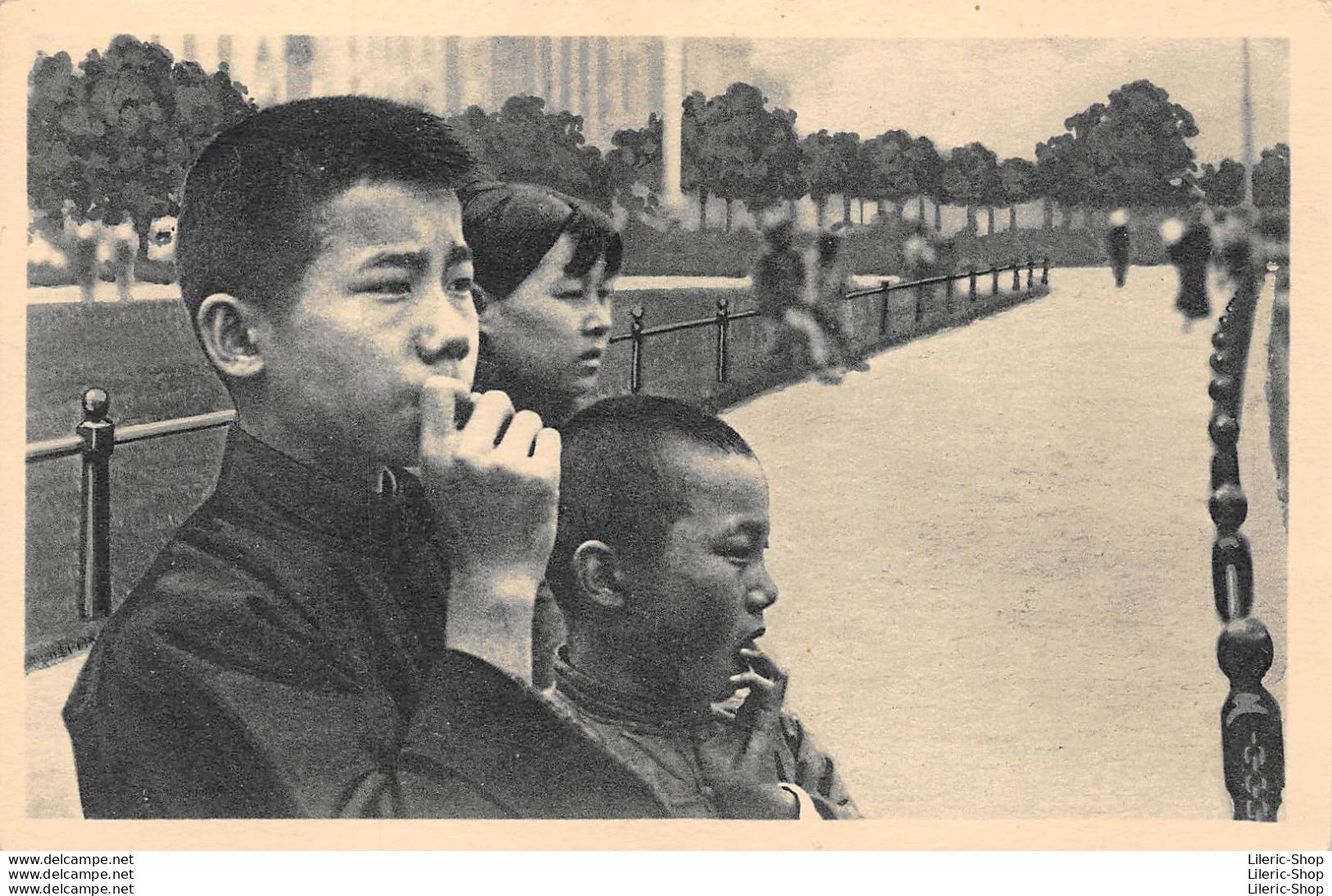 CHINE ◙. Devant Les Hautes Façades De La Chine Moderne, Ces Jeunes Chinois Anxieux Attendent... - China