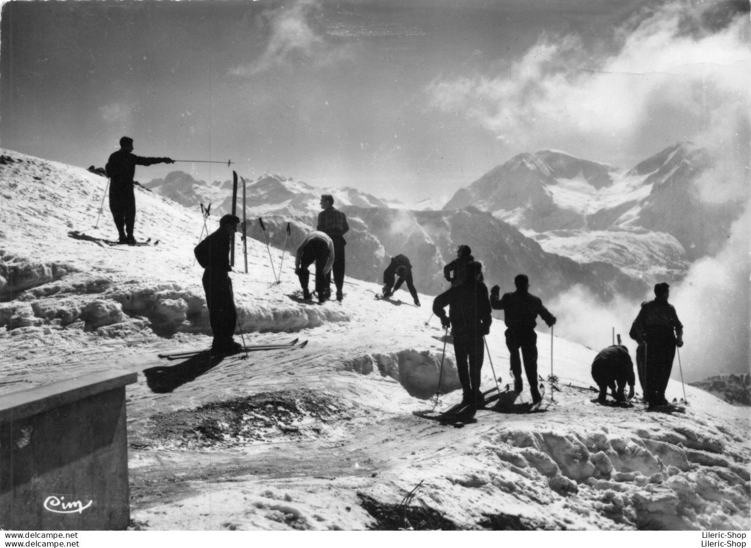 CHAMROUSSE (38), Alt. 1650-2250 M. 605 Départ Des Pistes De Ski (alt. 2250 M.) Skieurs Skiers Skifahrer Cpsm Dentelée GF - Chamrousse