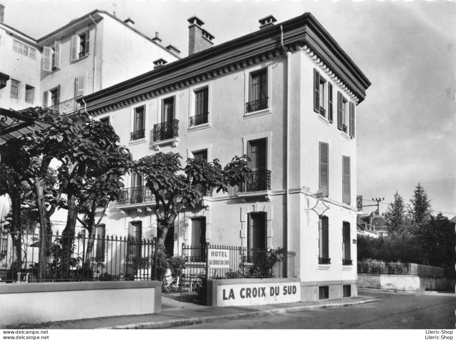 Hôtel "LA CROIX DU SUD" - Décor Afrique Noire Rue Du Docteur Duvernay Aix-les-Bains - .cpsm Dentelée GF - Aix Les Bains