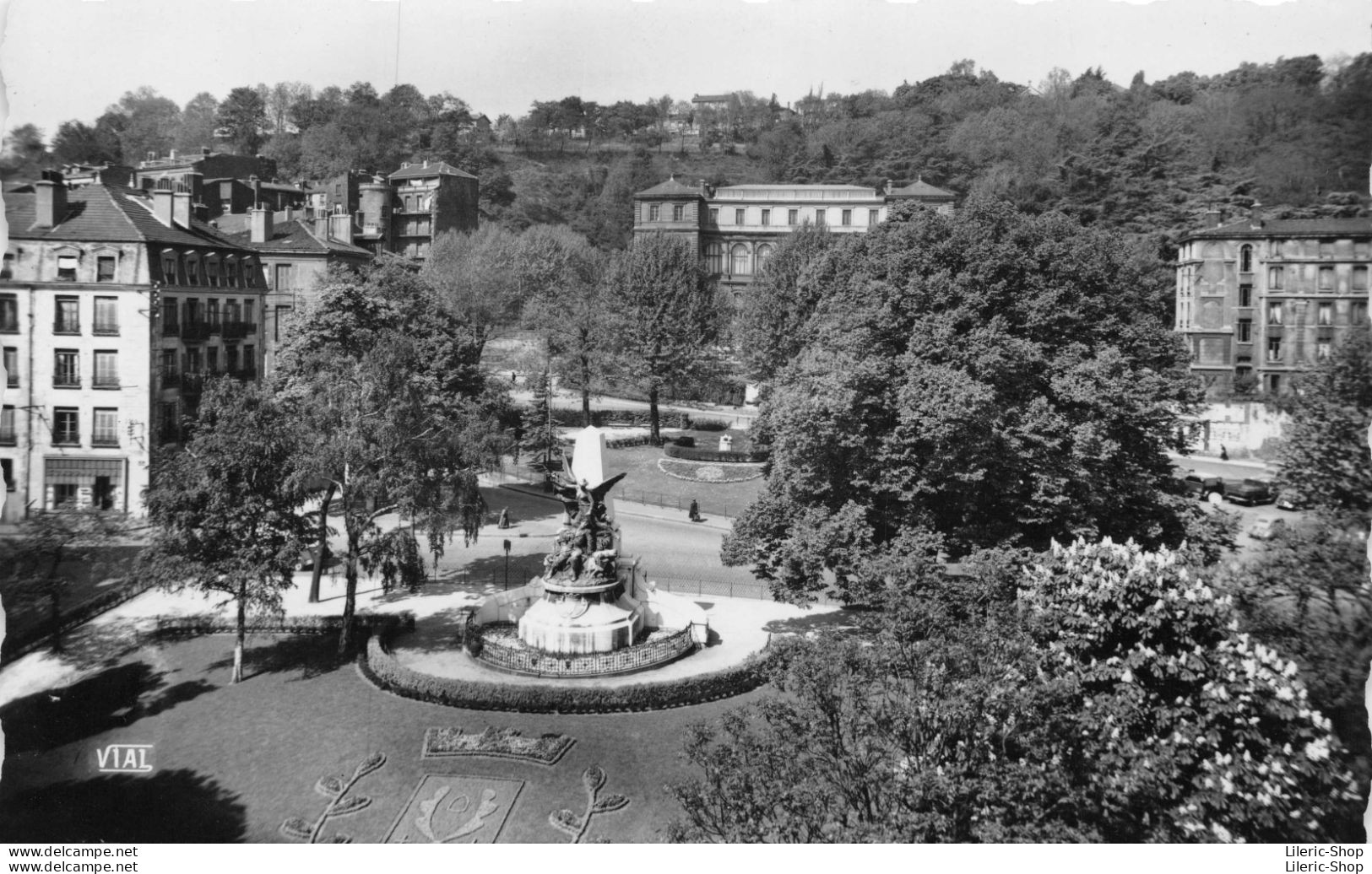 SAINT-ÉTIENNE (Loire) Place Du Palais Des Arts Cpsm Dentelée PF - Saint Etienne