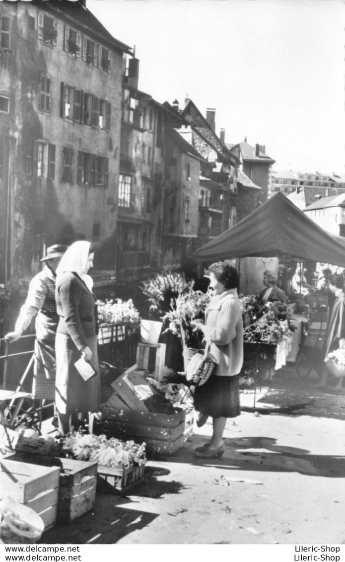 ANNECY (74) Marché Dans Les Vieux Quartiers. - Cpsm Dentelée PF 1964 - Annecy-le-Vieux