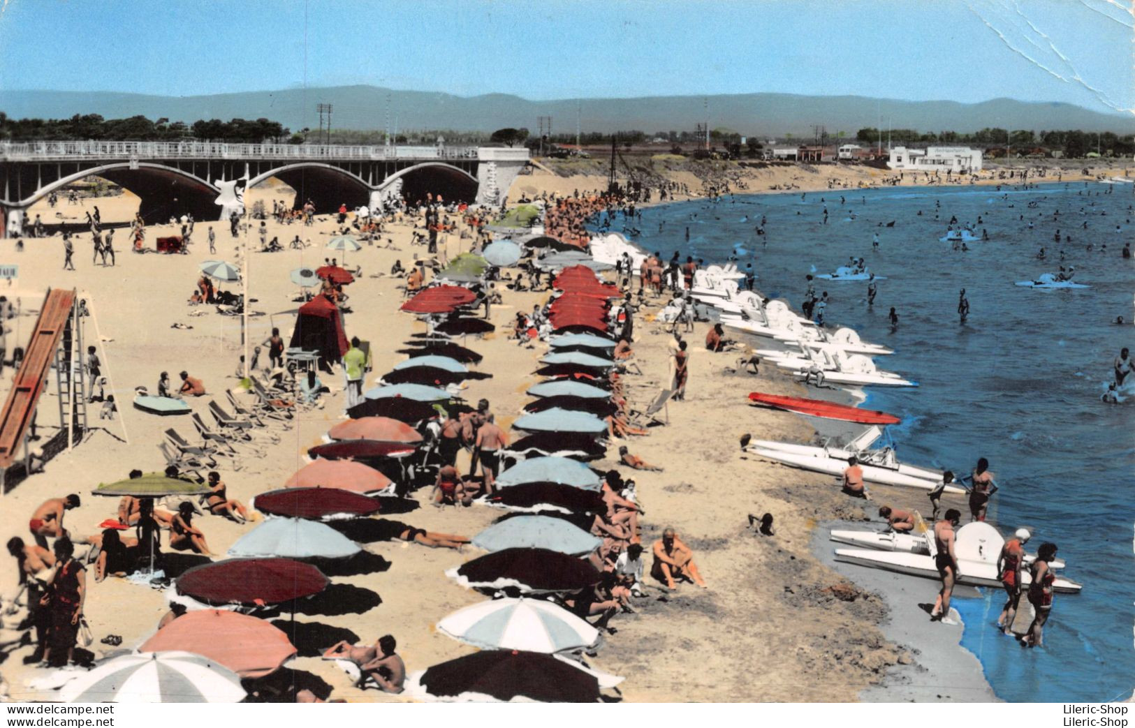 LA COTE D'AZUR - St AYGULF (Var) La Grande Plage # Pédalos # - Cpsm Dentelée PF 1959 - Saint-Aygulf