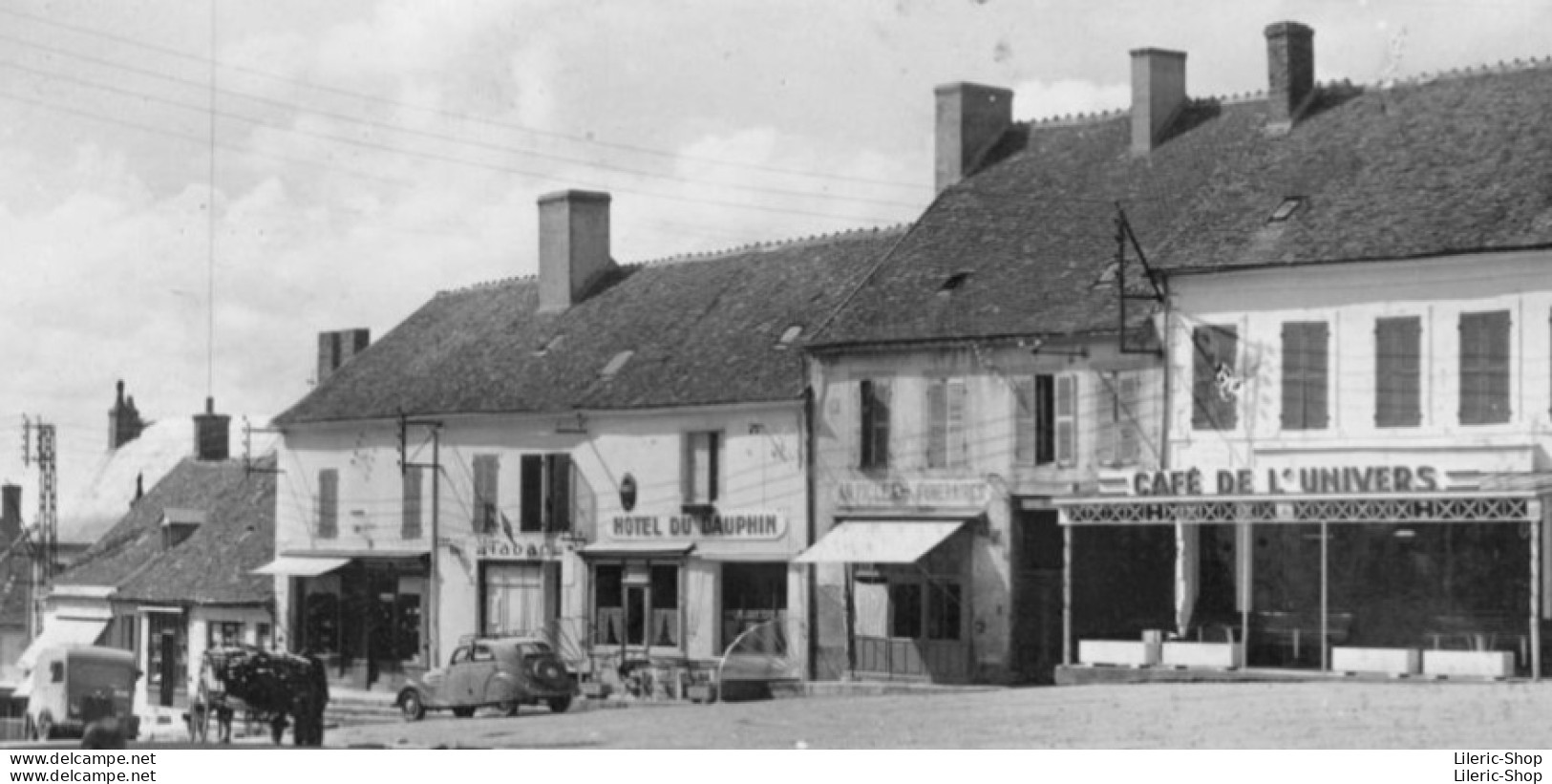 LURCY-LEVY (03) Place De La Liberté  Café De L'Univers  Hôtel Du Dauphin # Automobile # Peugeot 302 Ou 402 - Camionnette - Altri & Non Classificati