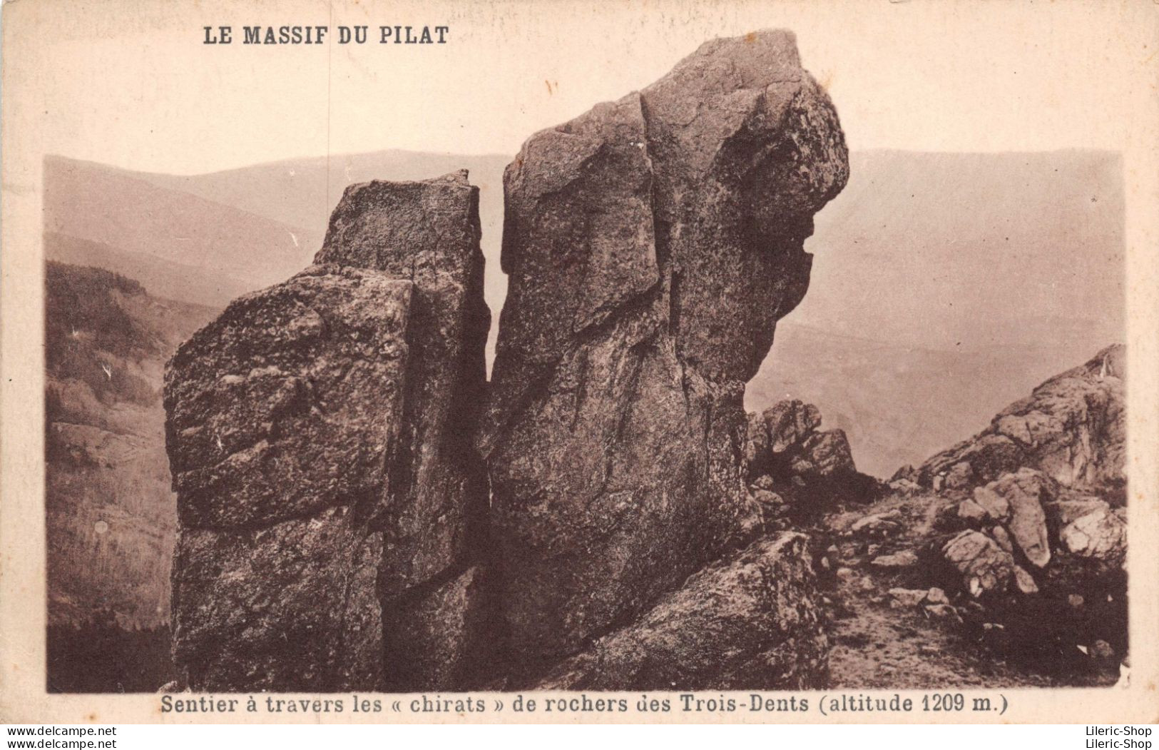 LE MASSIF DU PILAT Sentier à Travers Les « Chirats» De Rochers Des Trois-Dents - Mont Pilat