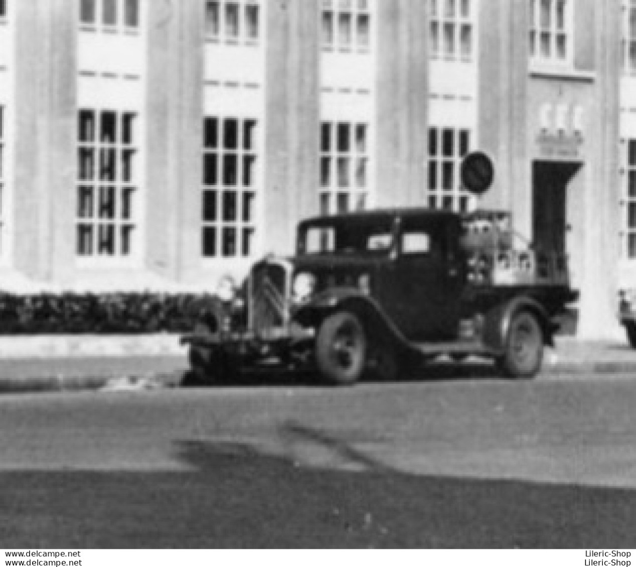 SAINT-ETIENNE (Loire)  Résidence Et Caserne Des Sapeurs-Pompiers # Automobiles # Delahaye 135 Citroën T23 Renault 4cv - Saint Etienne