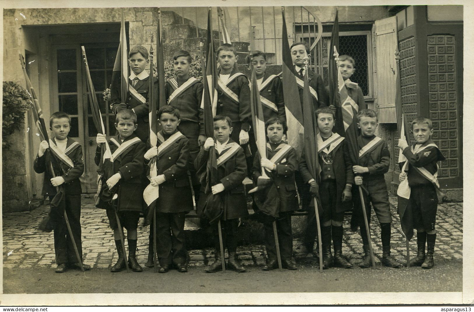 Enfants Avec Drapeaux Carte Photo - Autres & Non Classés