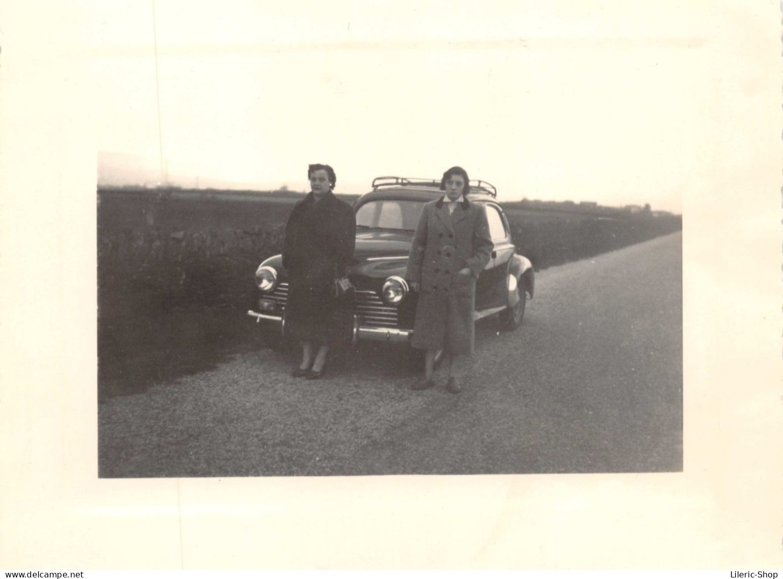 Photo Originale Snapshot Automobiles - 2 Jeunes Femmes  Devant Une Peugeot 203  format/size 110x85 Mm - Cars