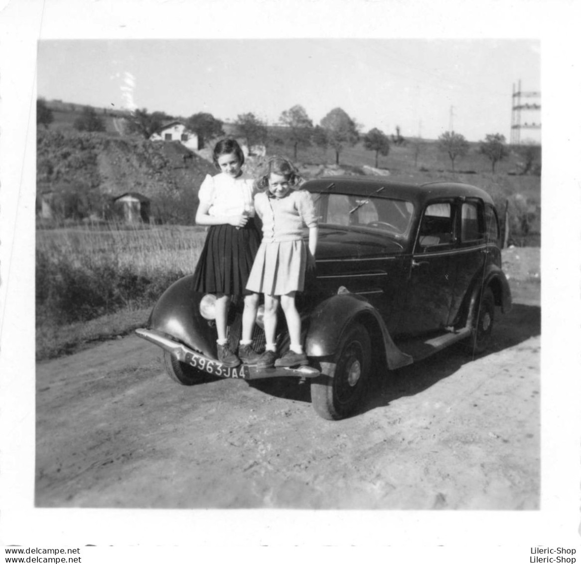 Photo Originale Snapshot Automobiles - 2 Fillettes Sur Le Capot D'une Peugeot 401 -  format/size 66x63 Mm - Cars