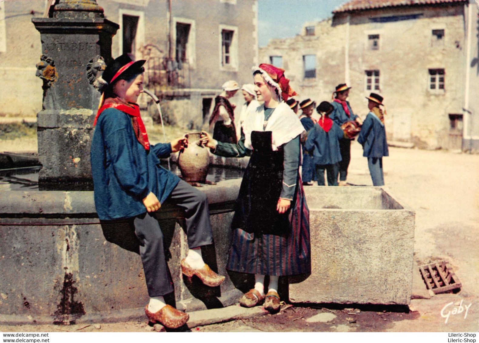Groupe Scolaire De Saint-Amand Roche-Savine (63) La Corvée D'eau à La Fontaine De La Place  Cpsm GF 1973 - Autres & Non Classés