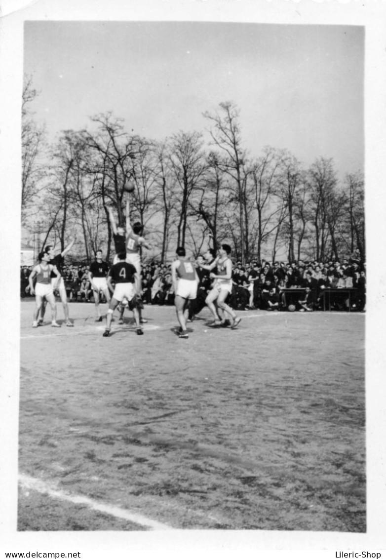 6 PHOTOGRAPHIES ± 1950 - Sport Basket-ball. Match De Basket En Extérieur Sur Terre Battue 90x62 Mm - Sport