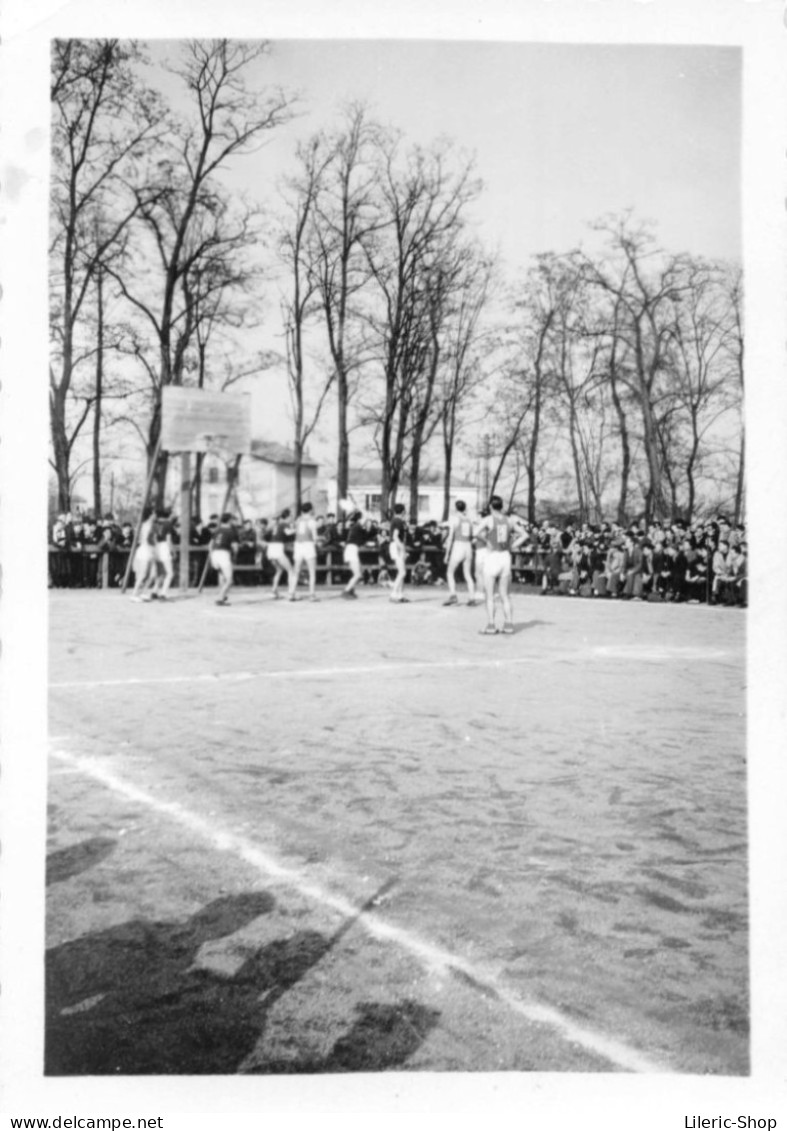 6 PHOTOGRAPHIES ± 1950 - Sport Basket-ball. Match De Basket En Extérieur Sur Terre Battue 90x62 Mm - Sports