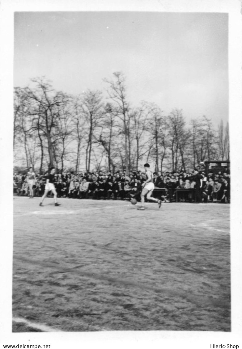 6 PHOTOGRAPHIES ± 1950 - Sport Basket-ball. Match De Basket En Extérieur Sur Terre Battue 90x62 Mm - Sport