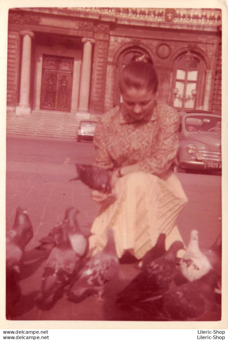 Snapshot  "Martine" Avec Les Pigeons # Renault 4cv Format/size 72x100 Mm - 1958 - Automobiles