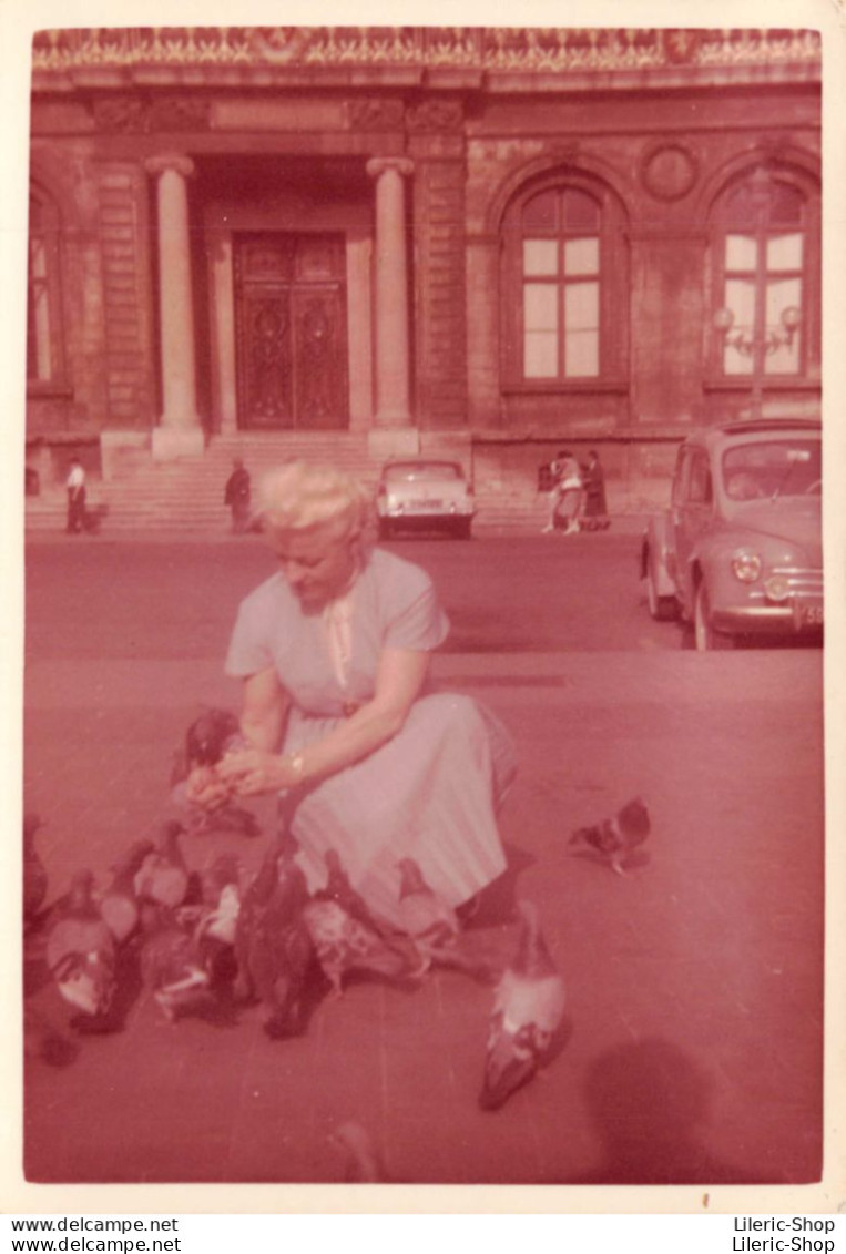 Snapshot  Jeune Femme Blonde Donnant à Manger Aux Pigeons # Renault 4cv Format/size 72x100 Mm - 1958 - Auto's