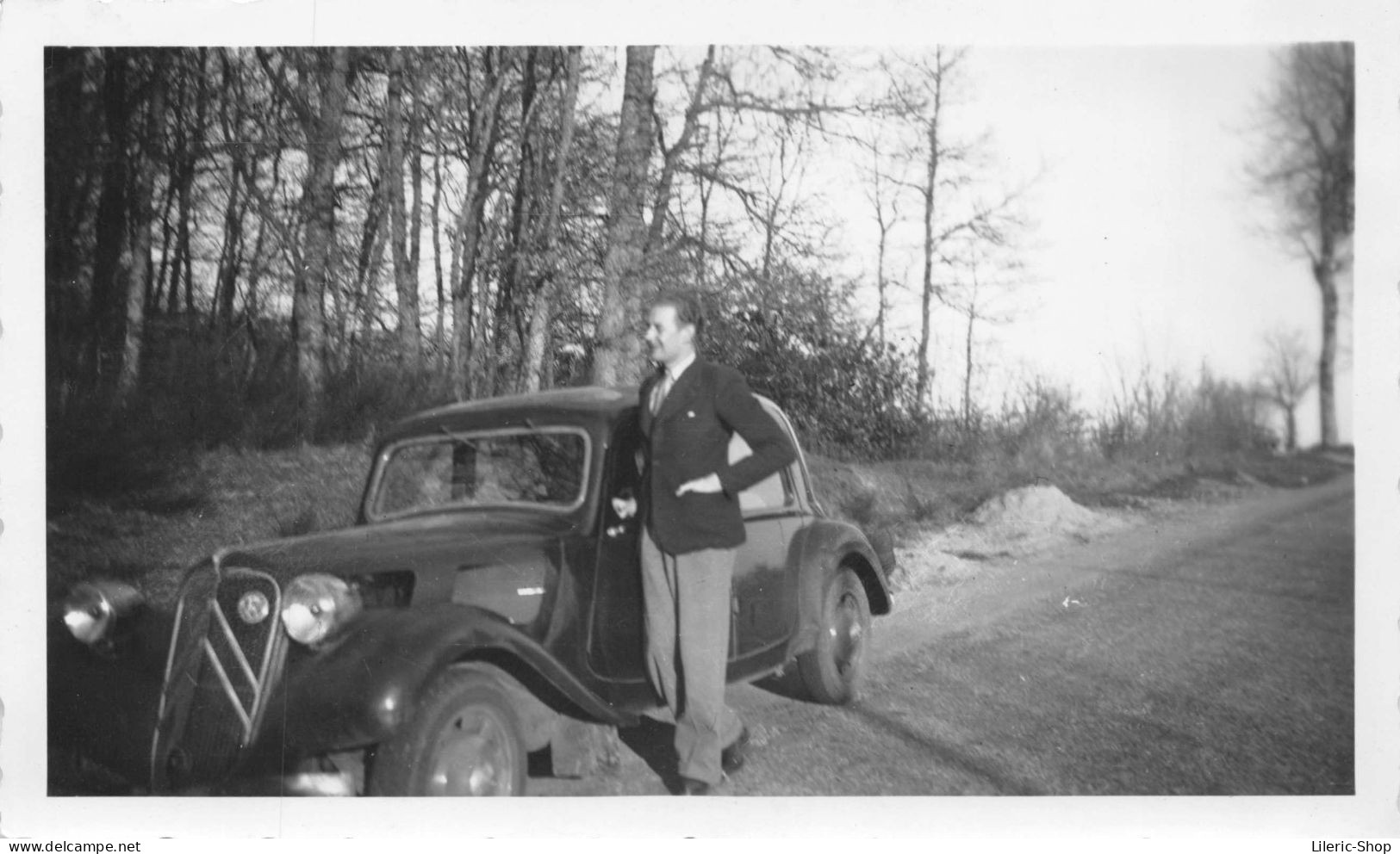 Photo Originale Snapshot Automobile Homme Posant Devant Une Citroën Traction - Beau Plan - Cars