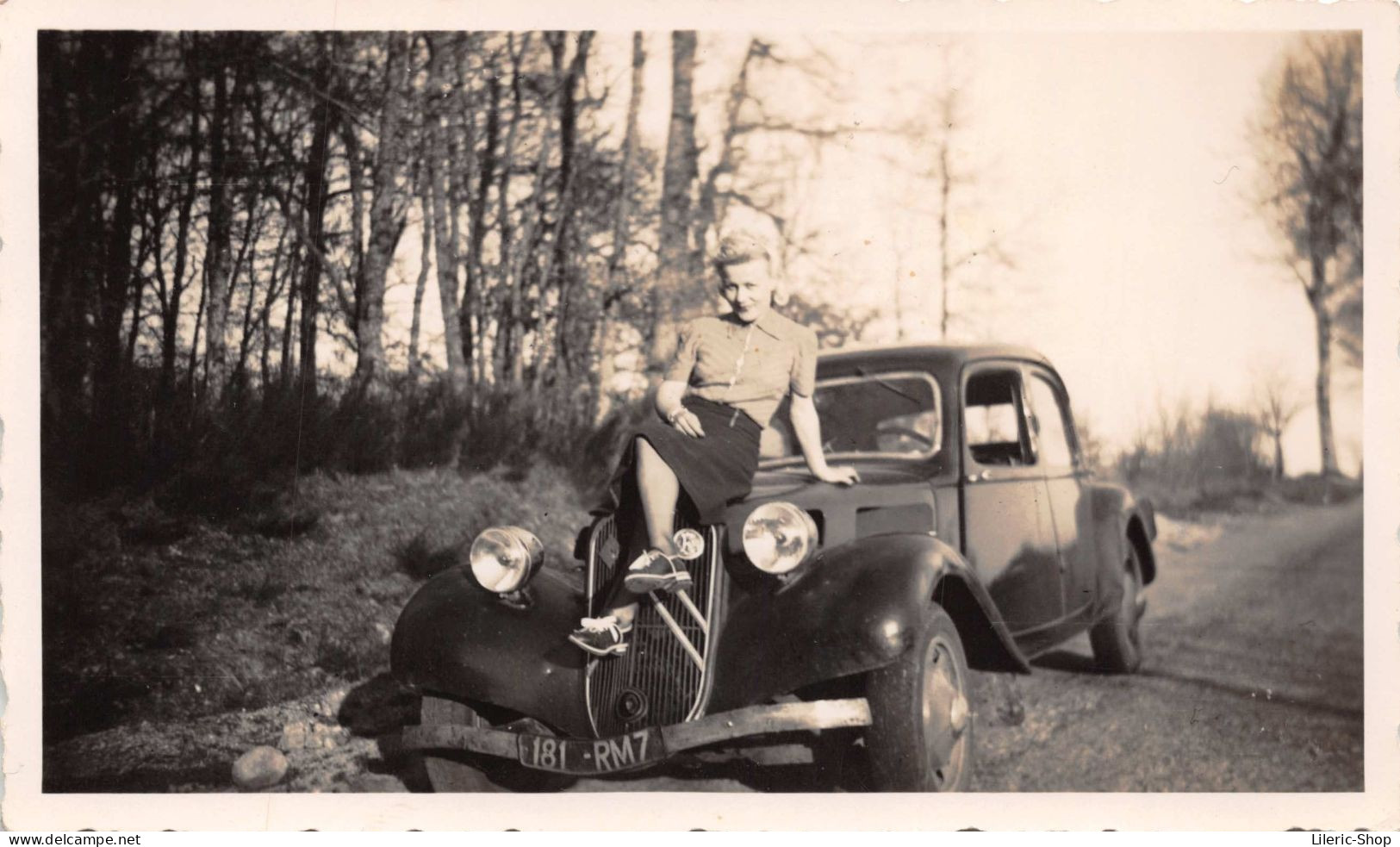 Photo Originale Snapshot Automobile Jeune Femme Blonde /Pin-up Sur Le Capot D'une Citroën Traction - Beau Plan - Auto's