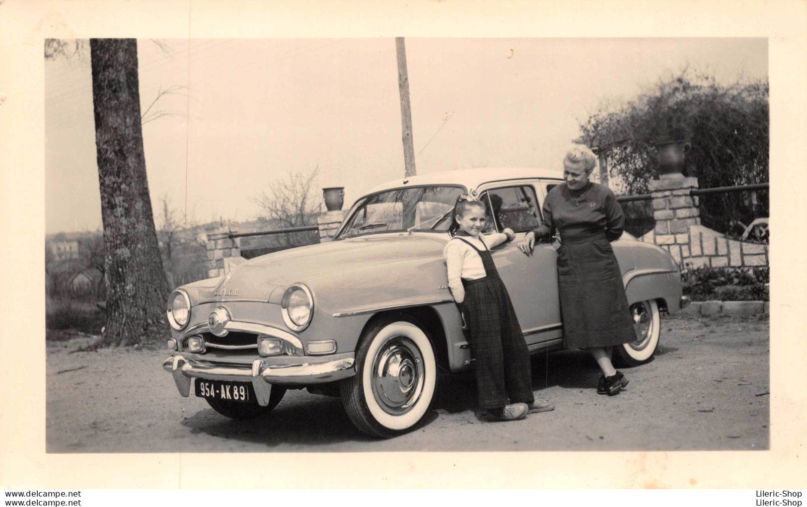 Photo Originale Snapshot Automobiles - 2 Clichés Simca 9 Aronde- - Très Beau Plan - Automobiles