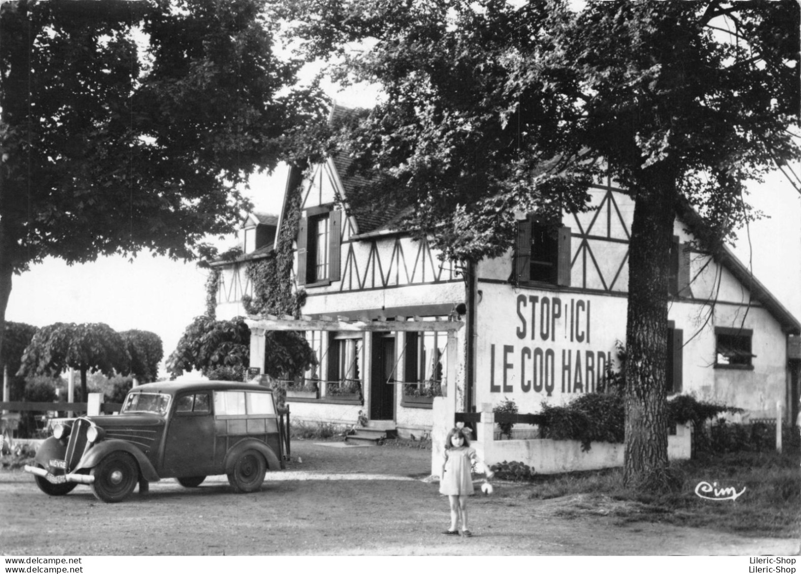 POUILLY-sur-LOIRE (Nièvre) Très Beau Plan De Fiat-Simca 6cv Camionnette  Devant L'Hôtel Du Coq Hardi Cpsm GF 1951 - Pouilly Sur Loire