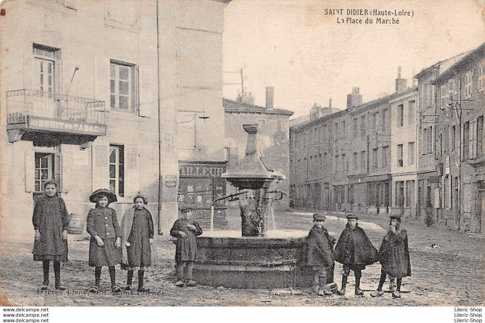 [43] SAINT DIDIER En VELAY - La Place Du Marché - Fontaine De La Bédouère - Débit De Tabac - Enfants - Saint Didier En Velay