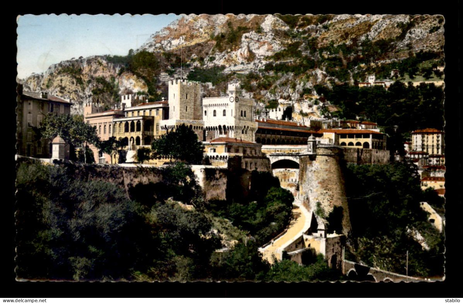 MONACO - LE PALAIS PRINCIER - CARTE TIMBREE ET OBLITEREE - Fürstenpalast