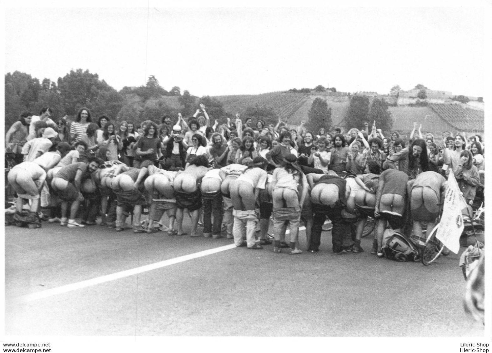 Neuf-Brisach, Juin 1981 Manifestants "anti-nucléaire" Allemands Montrant Leurs Fesses Aux Gendarmes Français - Cpm - Neuf Brisach