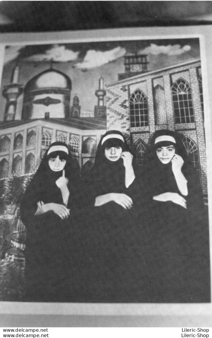 Sygma Photographe De Guerre C. Spengler - LA FEMME EN IRAN  3 Jeunes Iraniennes Devant Un Poster De L'imam Reza CPM 1979 - Andere & Zonder Classificatie