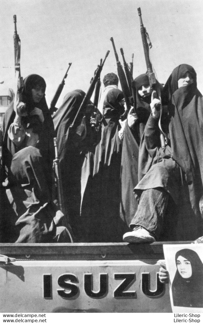 Sygma Photographe De Guerre C. Spengler - LA FEMME EN IRAN - Gardiennes De La Révolution Kalashnikov à La Main CPM  1979 - Other & Unclassified