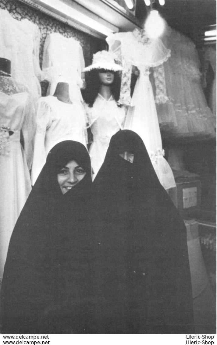SYGMA PHOTOGRAPHE DE GUERRE CHRISTINE SPENGLER - LA FEMME EN IRAN - Devant Une Boutique De Mariage CPM  1979 - Otros & Sin Clasificación
