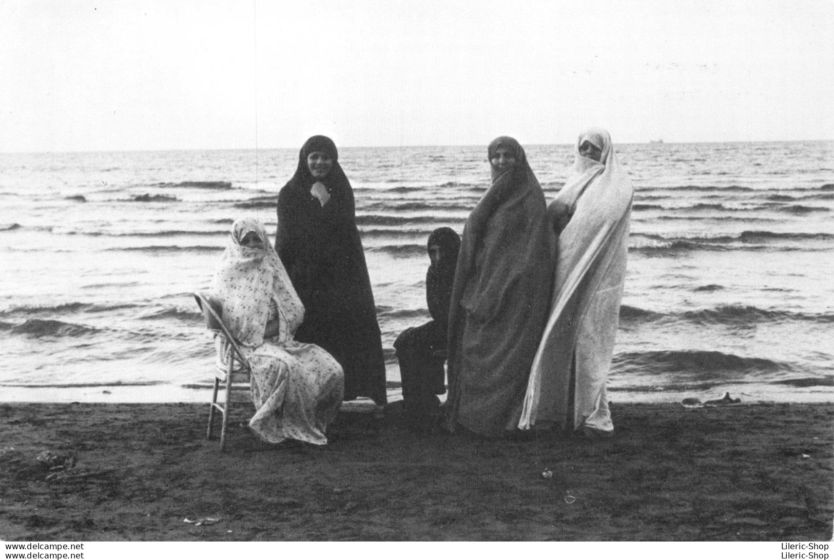 SYGMA PHOTOGRAPHE DE GUERRE CHRISTINE SPENGLER - LA FEMME EN IRAN - Groupe De Femmes Sur La Plage CPM  1979 - Other & Unclassified