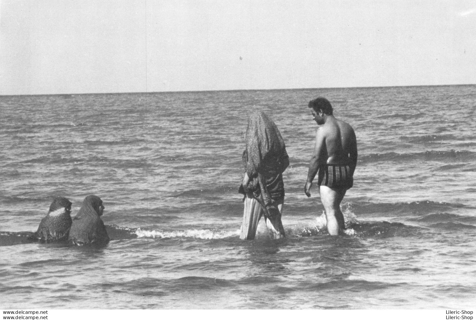 Sygma Photographe De Guerre C. Spengler - LA FEMME EN IRAN - Le Bain Des Femmes Voilées Dans La Mer Caspienne Cpm 1979 - Altri & Non Classificati