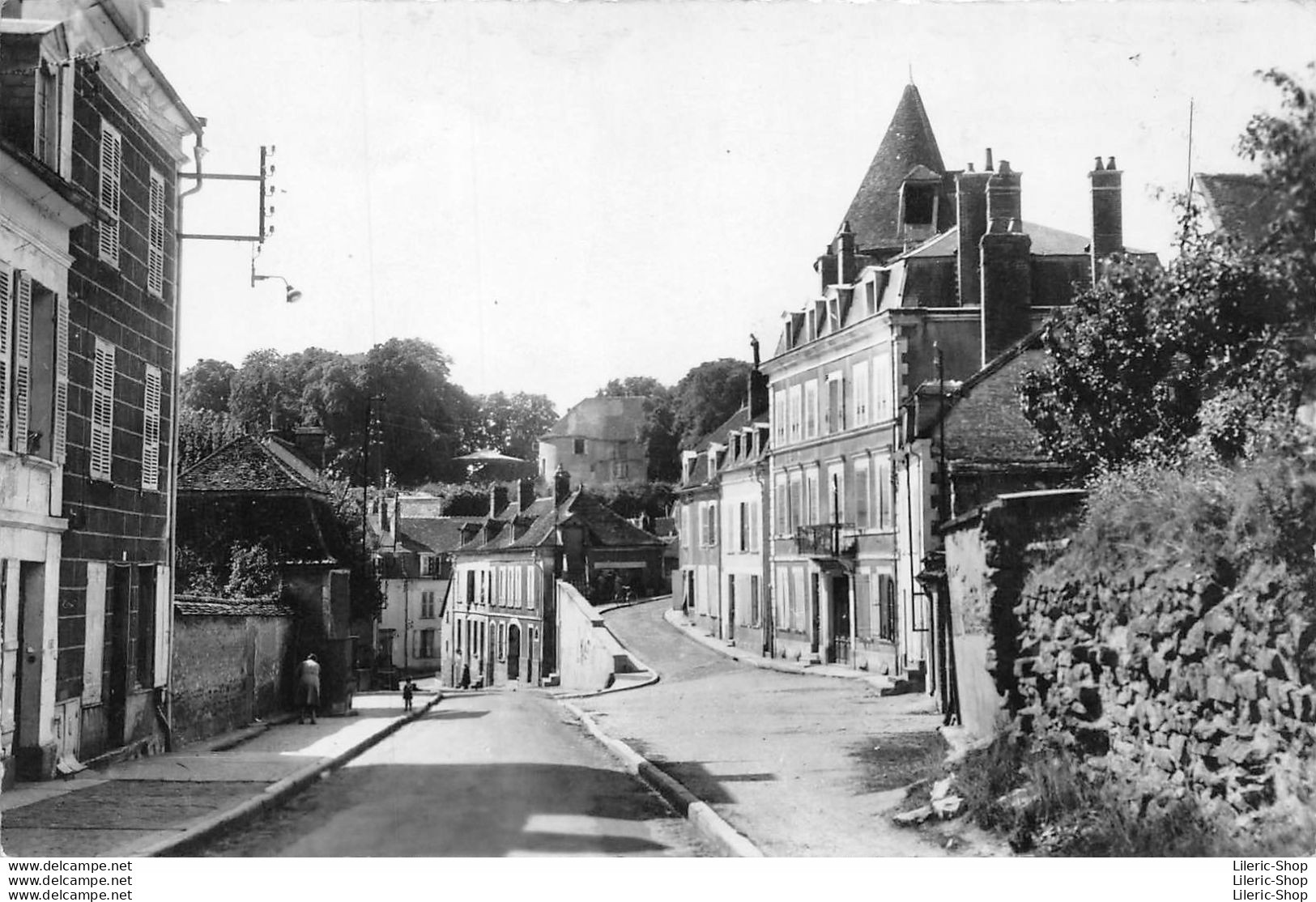 [89] SAINT-FLORENTIN Rue Basse Du Rempart - Vue Sur Le Prioré Et La Tour. - Saint Florentin