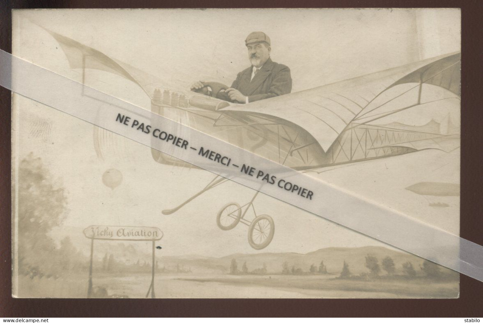 SURREALISME - HOMME PILOTANT UN AEROPLANE - VICHY AVIATION - CARTE PHOTO ORIGINALE - Autres & Non Classés