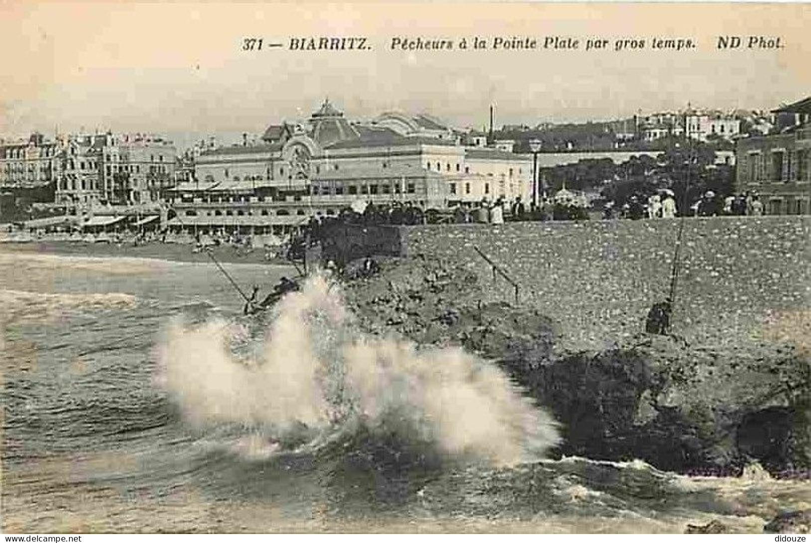 64 - Biarritz - Pecheurs à La Pointe Plate Par Gros Temps - Animée - CPA - Voir Scans Recto-Verso - Biarritz