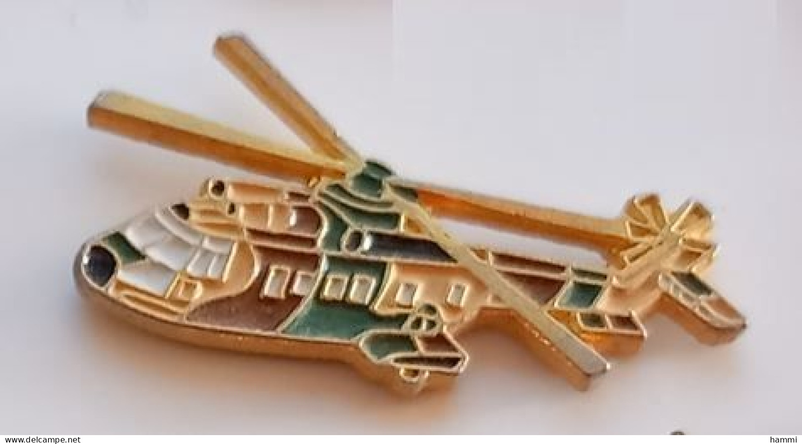 V136 Pin's Militaire Hélicoptère De Combat Hélico Achat Immédiat - Militari