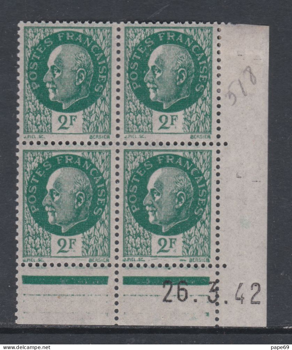 France N° 518 X : Type Mal Pétain : 2 F. Vert En Bloc De 4 Coin Daté Du 26 . 3 . 42 ; Ss Point Blanc ; Trace Char., TB - 1940-1949