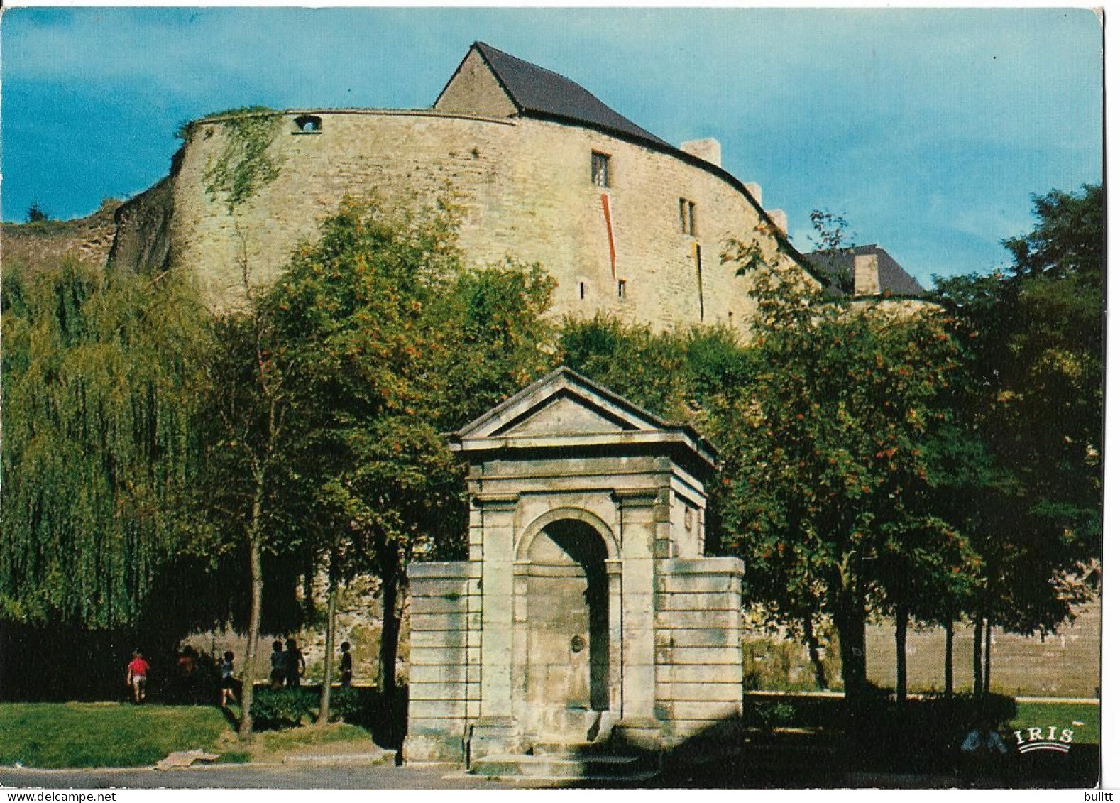 SEDAN - Le Château Fort Et L'ancienne Fontaine - Sedan