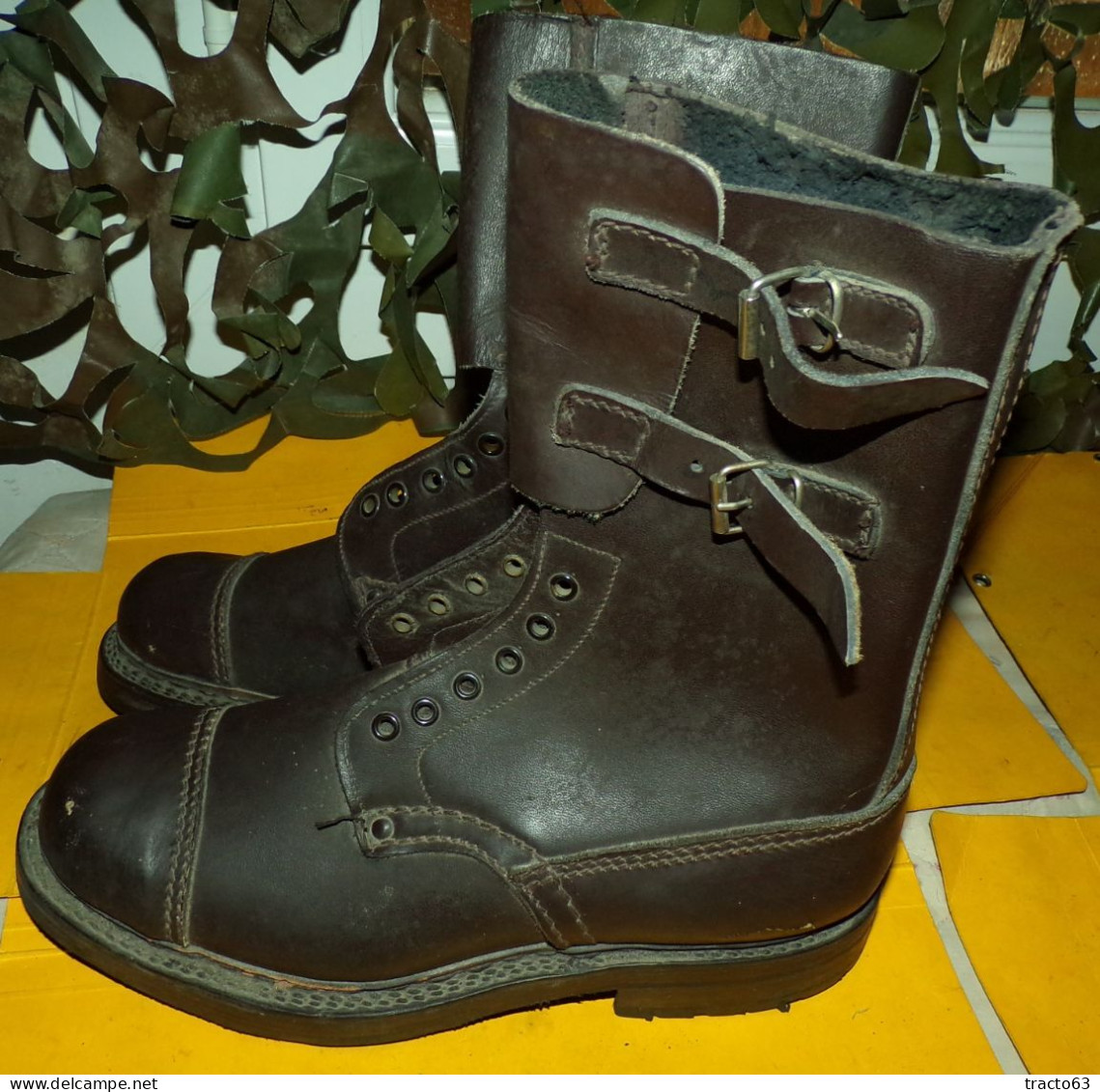 BOTTES DE MARCHE OU DE SAUT D'ORIGINE MILITAIRE , POINTURE 39  , OCCASION A NETTOYER DANS SON JUS , IDEAL POUR MANNEQUI - Equipement