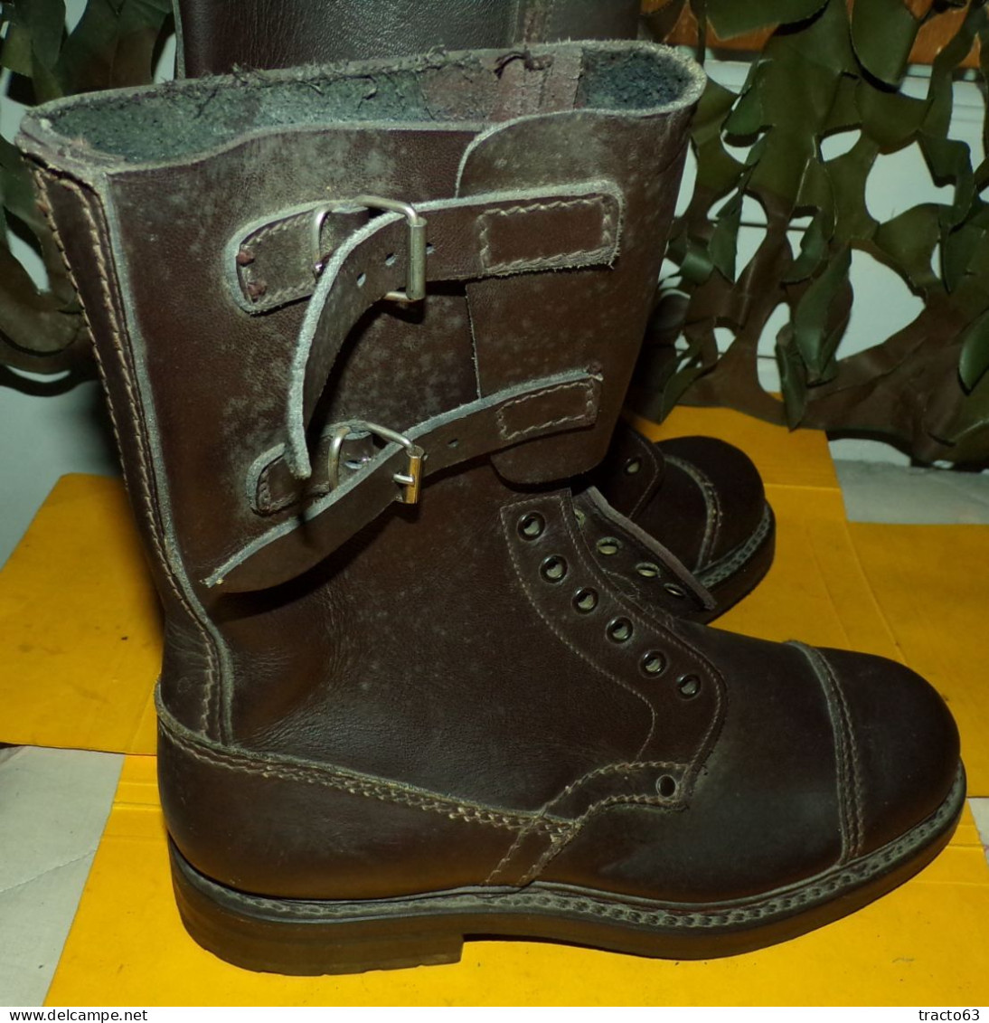 BOTTES DE MARCHE OU DE SAUT D'ORIGINE MILITAIRE , POINTURE 39  , OCCASION A NETTOYER DANS SON JUS , IDEAL POUR MANNEQUI - Equipement