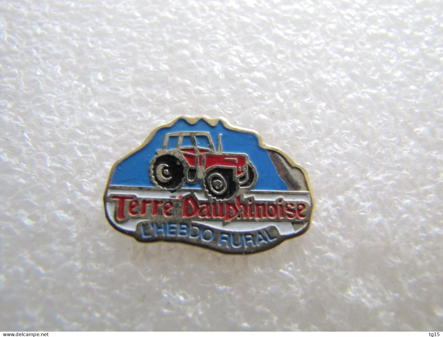 PIN'S  TRACTEUR AGRICOLE  MEDIA   TERRE DAUPHINOISE  L'HEBDO RURAL - Transport