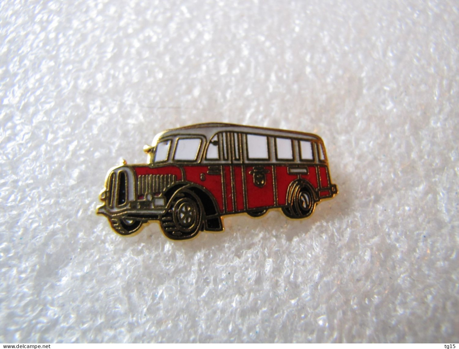 PIN'S   BUS  AUTOBUS  SAURER  Email Grand Feu  N°  0017 - Transport