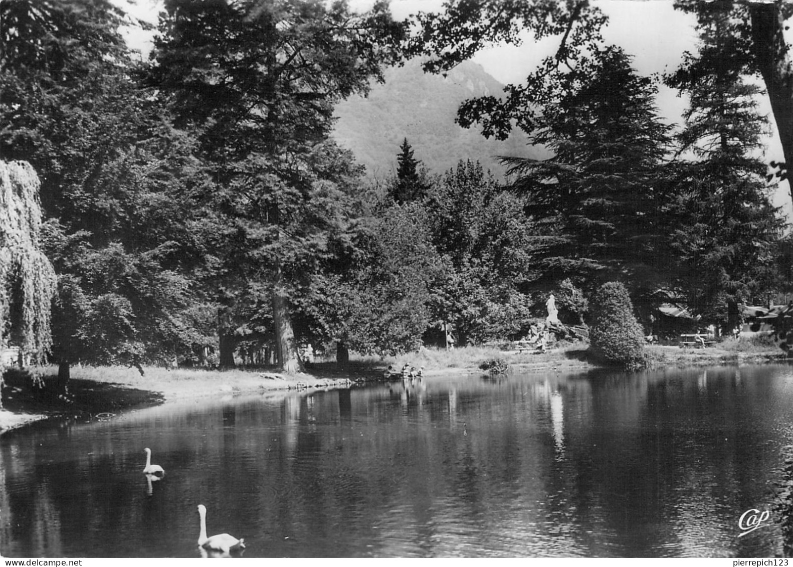 31 - Luchon - Le Lac Du Parc De L'Etablissement Thermal - Luchon