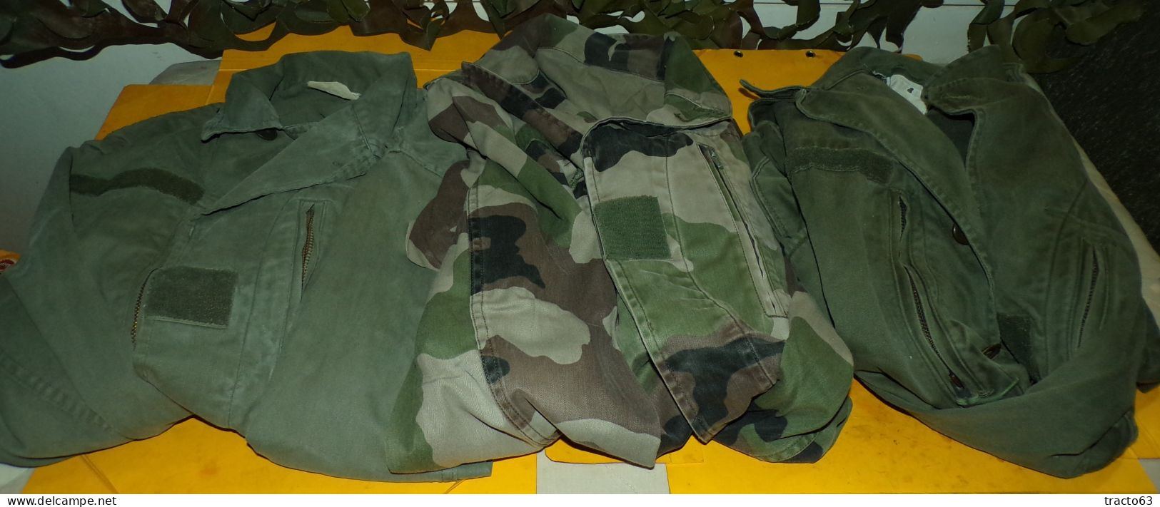 LOT DE 3 VESTES : 2 KAKI + 1  CAMOUFLEE DE L'ARMEE FRANCAISE TAILLE 96 ET 92 SOIT M 39-40  ,   VENDU EN  ETAT OCCASION V - Equipaggiamento