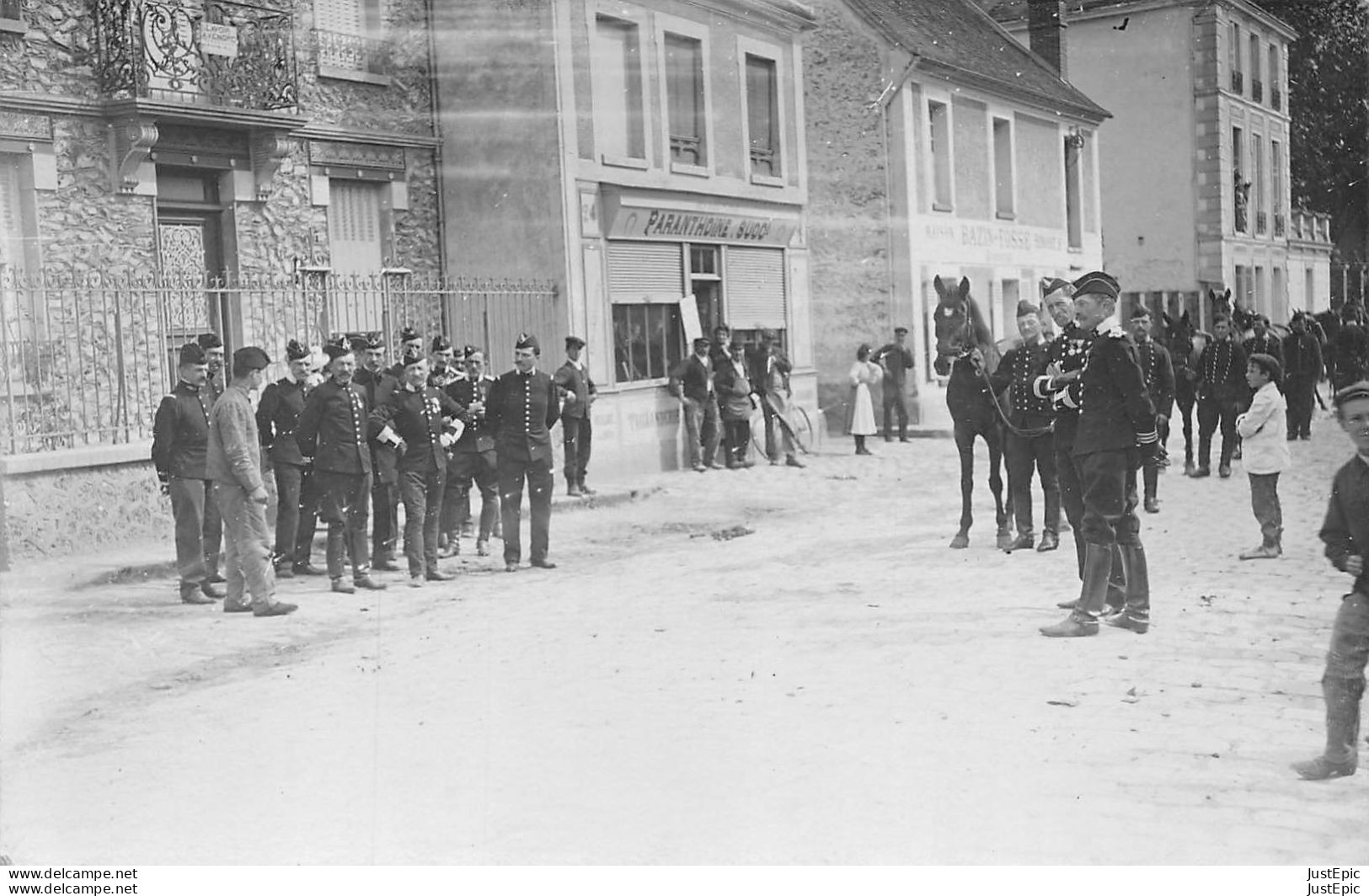 EPERNON (77) -  7ème Dragons - Officiers Et Soldats Dans La Rue Du Prieuré  - Maréchal Ferrant PARANTHOINE Carte-Photo - Epernon