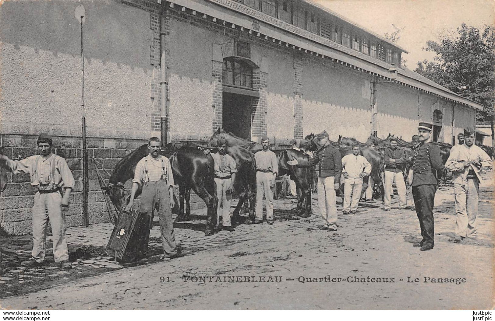 FONTAINEBLEAU (77)  7e Dragons - Quartier-Châteaux - Le Pansage Des Chevaux # Militaria # Cpa éd. E.L.D - Fontainebleau