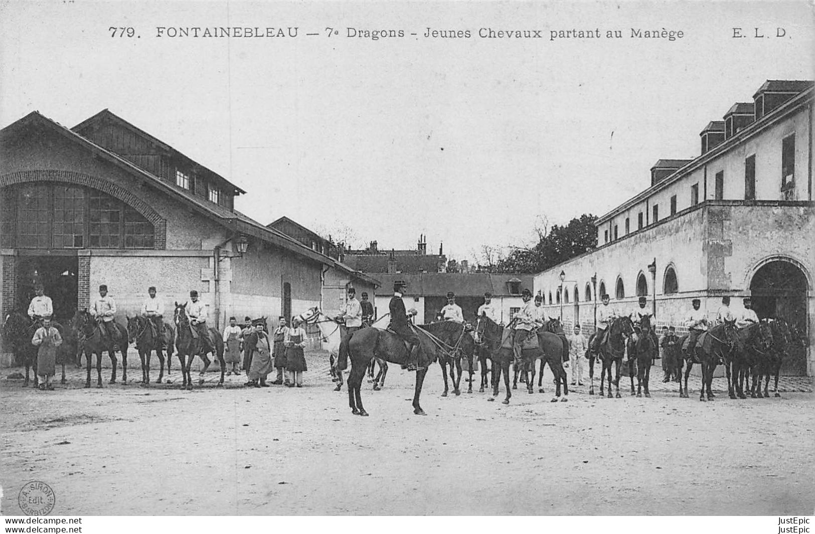 FONTAINEBLEAU (77)  7e Dragons - Jeunes Chevaux Partant Au Manège # Militaria # Cpa éd. E.L.D - Fontainebleau