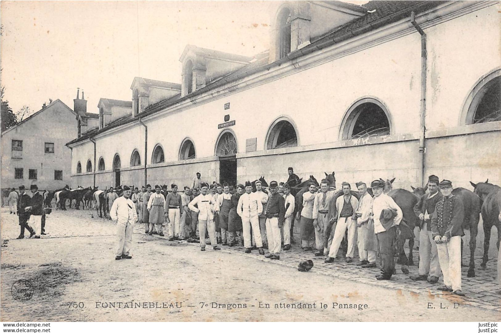 FONTAINEBLEAU (77)  7e Dragons - En Attendant Le Pansage # Militaria # Cpa éd. E.L.D - Fontainebleau